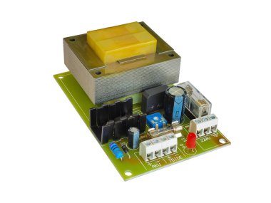 AC DC güç kaynağına yakın plan transformatör ve radyatörlü elektronik bileşenler ve yeşil PCB 'de kırmızı LED. Beyaz arka planda izole edilmiş. Yüksek kaliteli makro fotoğrafçılık.
