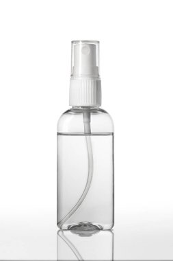 Anında antiseptik el dezenfektanı spreyi, antibakteriyel alkol sıvısı. Beyaz arka planda izole edilmiş, atom pompası olan şeffaf bir plastik şişe, stüdyo çekimi. Mini seyahat cep küçük boyutta.