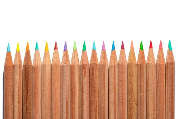 Drewniane Naturalne Kolorowe Ołówki Izolowane Białym Tle Płaskie Leżały Tło — Zdjęcie stockowe