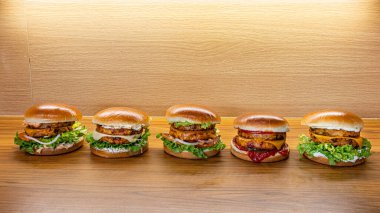 Sebzeli gözleme, domates, salata, peynir ve soslu iştah açıcı vejetaryen burger.