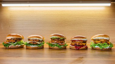 Sebzeli gözleme, domates, salata, peynir ve soslu iştah açıcı vejetaryen burger.