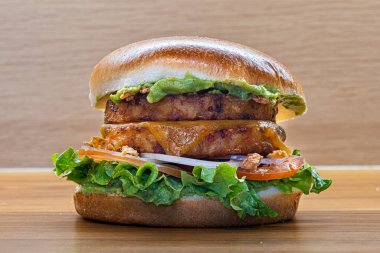 Sebzeli gözleme, domates, salata, peynir ve soslu iştah açıcı vejetaryen burger.