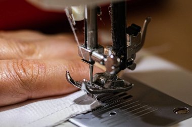 Dikiş makinesi yakından, ayaktan ve iğneden. Bakıcılar için önlük yapıyorum..