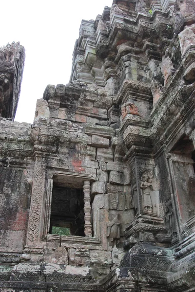 Окно древнего храма в Камбодже — стоковое фото