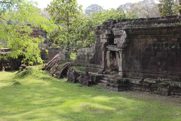 Ruins and walls of an ancient city in Angkor complex, near the a — Stock Photo, Image