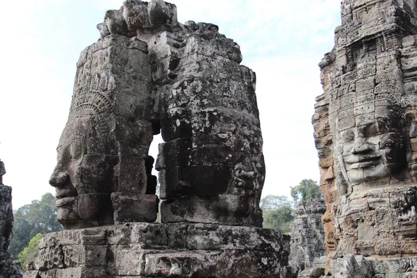 Ruiny starého chrámu s kamenné hlavy a tváře v Cambodi — Stock fotografie