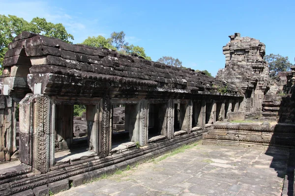 Ruine și ziduri ale unui oraș antic din complexul Angkor, în apropierea — Fotografie, imagine de stoc