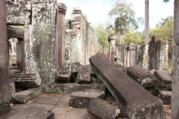 Ruïnes en de muren van een oude stad in Angkor complex, in de buurt van de een — Stockfoto
