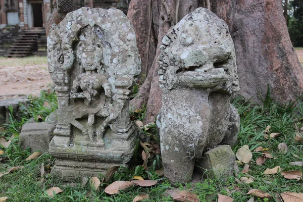 雕塑的吴哥，Cambod 古建筑群的废墟上 — 图库照片