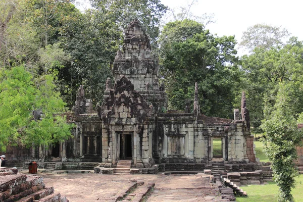 De ruïnes van een oude tempel in Cambodja — Stockfoto