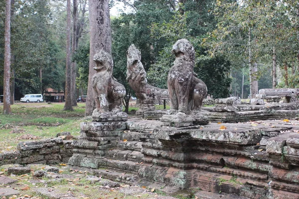Sochy na troskách starověkého komplexu Angkor, Cambod — Stock fotografie