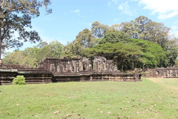 Ruins and walls of an ancient city in Angkor complex, near the a — Stock Photo, Image