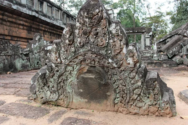 Ruins and walls of an ancient city in Angkor complex, near the a — Stock Photo, Image