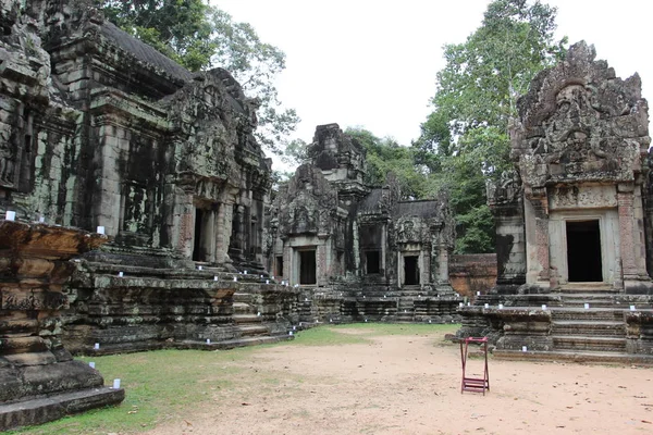 Ruinas y muros de una antigua ciudad en el complejo Angkor, cerca de la —  Fotos de Stock