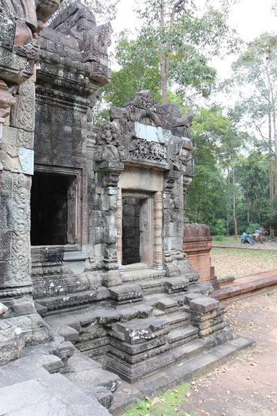 Ruïnes en de muren van een oude stad in Angkor complex, in de buurt van de een — Stockfoto