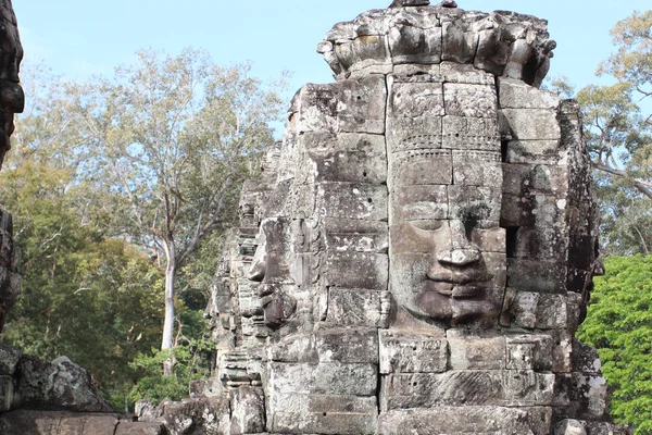Ruiny starého chrámu s kamenné hlavy a tváře v Cambodi — Stock fotografie