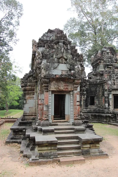 De ruïnes van een oude tempel in Cambodja — Stockfoto