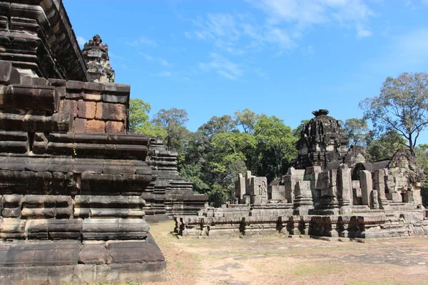 Ερείπια και τείχη αρχαίας πόλης σε Angkor συγκρότημα, κοντά το ένα — Φωτογραφία Αρχείου