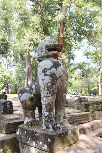 Sculpturen op de ruïnes van het oude complex van Angkor, Cambod — Stockfoto