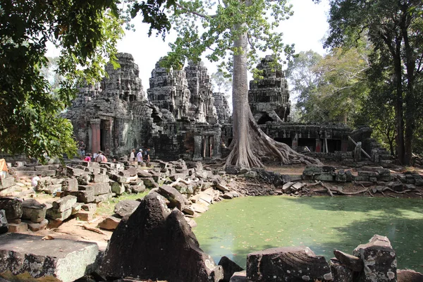 Dammen nära templet mitt i djungeln, Kambodja — Stockfoto