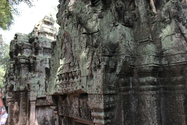 Ruinen und Mauern einer antiken Stadt in Angkor-Komplex, in der Nähe der — Stockfoto