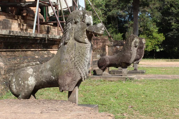 Angkor, Cambod antik karmaşık kalıntıları üzerine heykeller