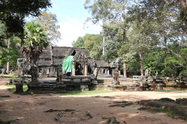 Ruinen und Mauern einer antiken Stadt in Angkor-Komplex, in der Nähe der — Stockfoto