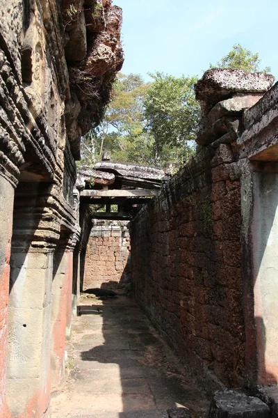 Ruines et murs d'une ancienne ville dans le complexe d'Angkor, près de la — Photo