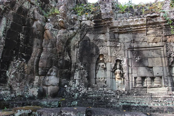 Ερείπια και τείχη αρχαίας πόλης σε Angkor συγκρότημα, κοντά το ένα — Φωτογραφία Αρχείου