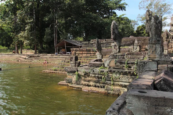 Lagoa perto do templo no meio da selva, Camboja — Fotografia de Stock