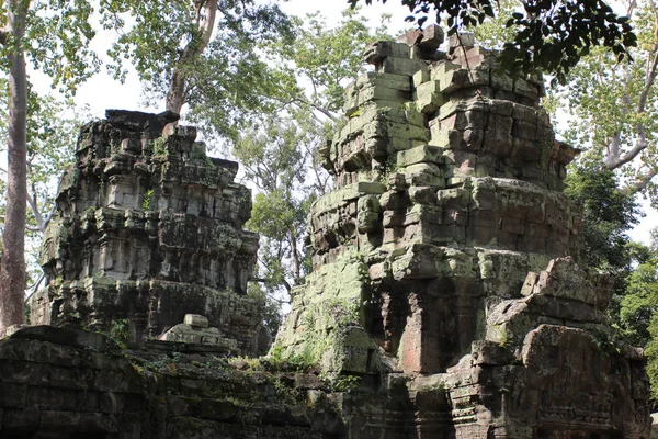 Ruiny a zdi starověkého města v Angkor komplexu, nedaleko je — Stock fotografie