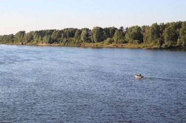 Yaz aylarında mavi sakin Nehri