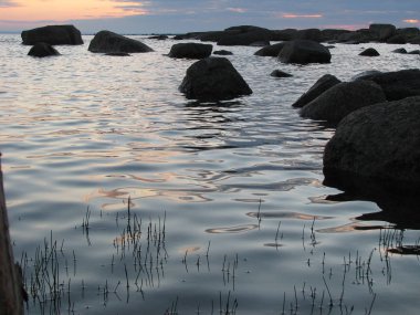 Resim gün batımında sessiz Kuzey göle taş
