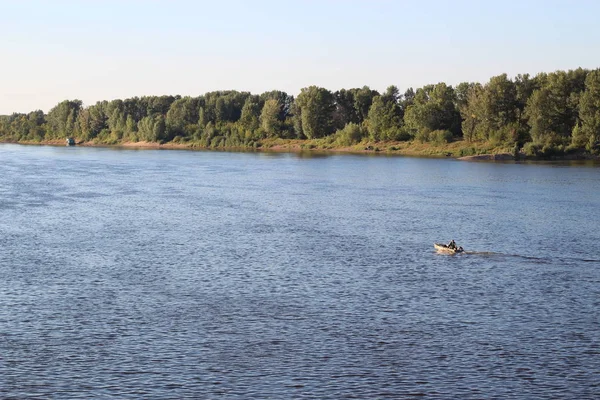 Yaz aylarında mavi sakin Nehri