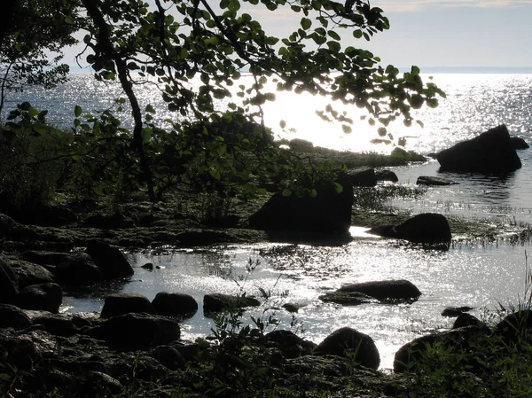 Resim gün batımında sessiz Kuzey göle taş