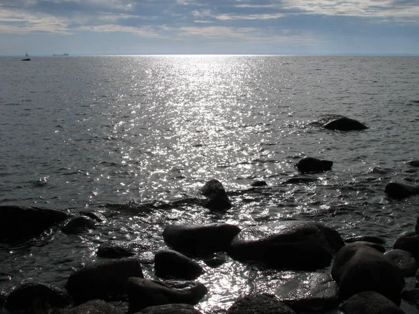 Resim gün batımında sessiz Kuzey göle taş