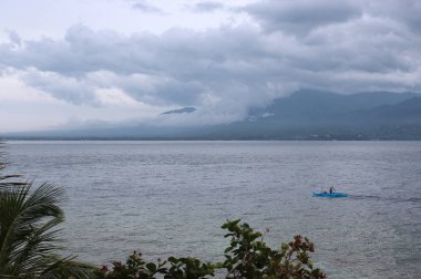 Balıkçılar Kano üzerinde. Filipinler