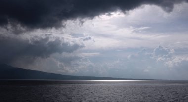 Okyanusu üzerinden çarpıcı bulutlar