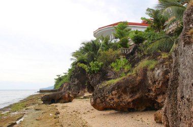 Filipinler tropik sahilde bulutlu hava