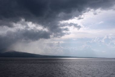 Okyanusu üzerinden çarpıcı bulutlar