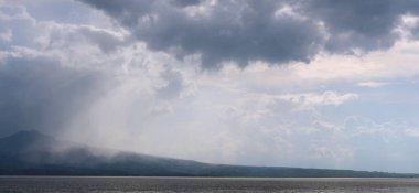 Okyanusu üzerinden çarpıcı bulutlar