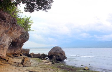 Filipinler tropik sahilde bulutlu hava