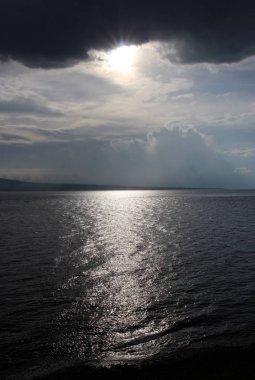 Güneşin sakin okyanusta yansıtılır. Filipinler