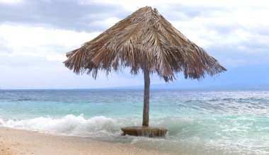 Eski tente kumlu bir plaj üzerinde. Filipinler bulutlu hava