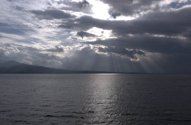 Okyanusu üzerinden çarpıcı bulutlar