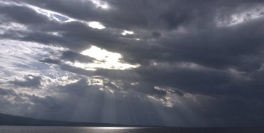 Okyanusu üzerinden çarpıcı bulutlar