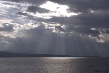 Okyanusu üzerinden çarpıcı bulutlar