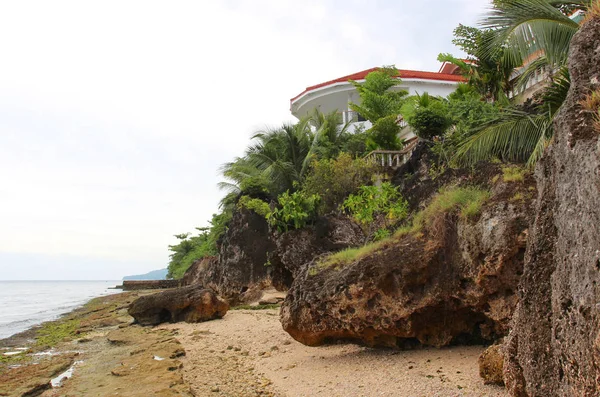 Filipinler tropik sahilde bulutlu hava