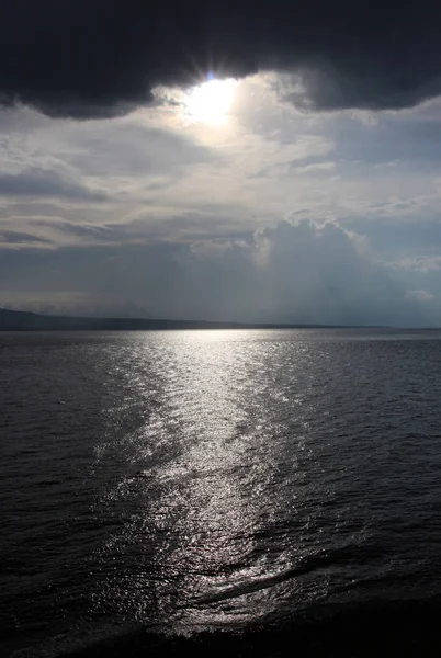 Le soleil se reflète dans l'océan calme. Philippines — Photo