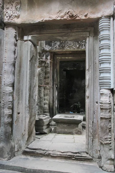 Окно древнего храма в Камбодже — стоковое фото